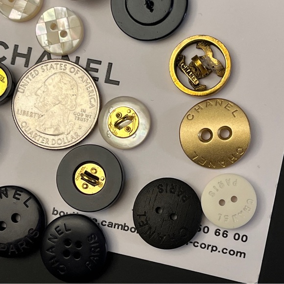 SOLD đź’” AUTHENTIC!! Lot Of 17 Chanel Vintage Buttons 1990s R5 - Picture 12 of 12